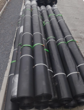 Does HDPE geomembrane dissolve in water?