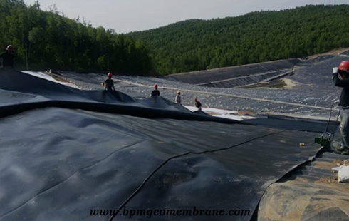 What does HDPE geomembrane dissolve in?