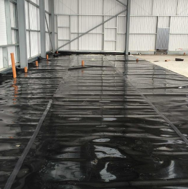 Does HDPE geomembrane float or sink in water?